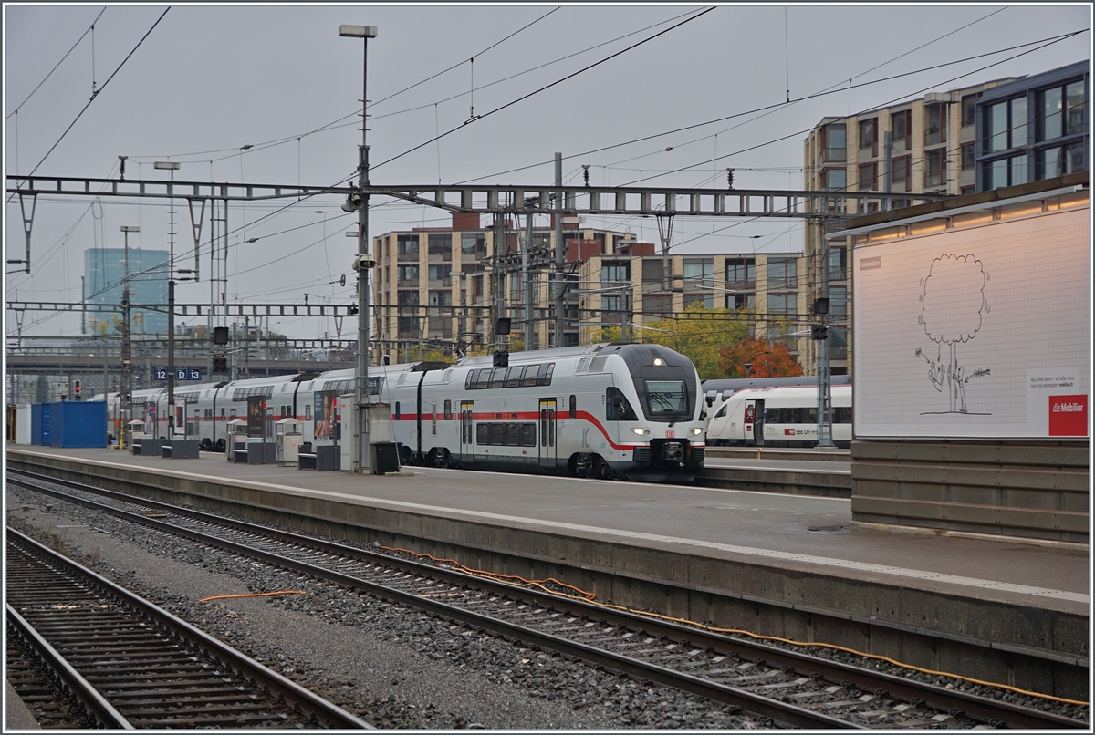 Nun kann man mit einem für die S-Bahn konzipierten Zug von Stuttgart bis Zürich fahren, wie dieses über die Gleise in Eile gemachte Bild zeigt.

