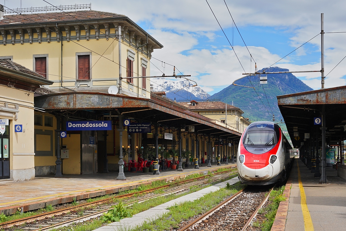 Nur ein RABe 503 der SBB wartet am 08.05.2024 um die Mittagszeit im Bahnhof Domodossola auf Fahrgäste. Wenigstens bot die gut besuchte Bahnhofsbar Erfrischungsmöglichkeiten.