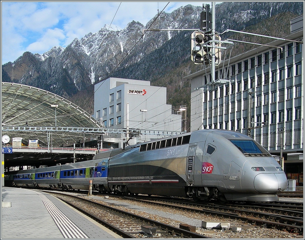 Nur kurz verkehrt in der Wintersaison an Samstagen ein TGV Zugspaar von Paris nach Chur. Hier ist der  Weltrekord TGV  kurz vor der Abfahrt nach Paris zu sehen. 22. M�rz 2008