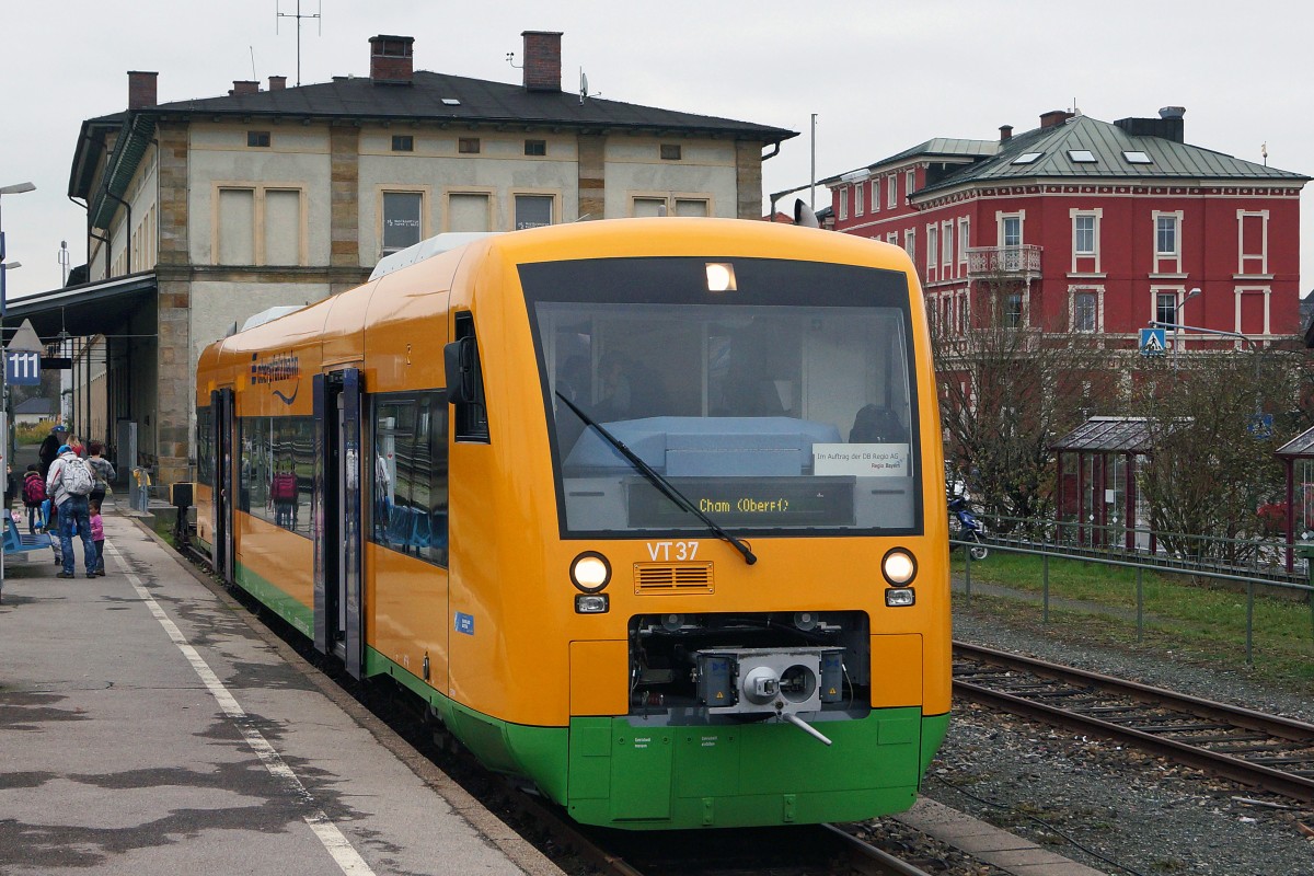 Oberpfalzbahn: Im Auftrag der DB Regio AG, Region Bayern wird der Personenverkehr zwischen Schwandorf und Furth im Wald mit VT der Oberpfalzbahn betrieben. Am 20. November 2014 stand der VT 37 auf dem Endbahnhof Furth im Wald an der tschechischen Grenze zur Abfahrt nach Cham bereit.
Foto: Walter Ruetsch