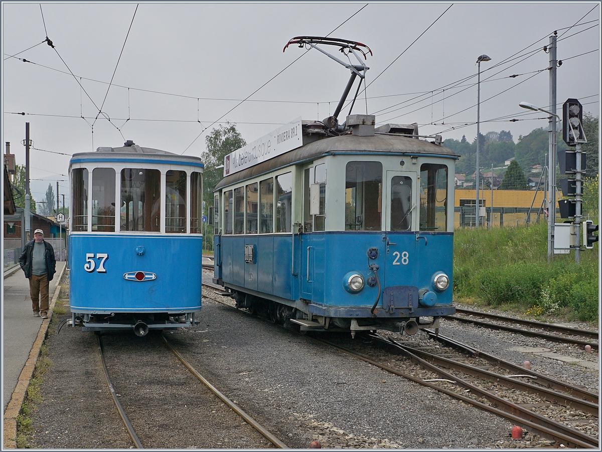 Obwohl fast gleich und gut zusammenpassend, habe die beiden Fahrzeuge einen ganz verschiedenen Lebensgang: Das Triebfahrzeug stammt ehemaligen Tram von Lausanne, während der Beiwagen bei der Vevey-Villeneuve Tramway im Einsatz stand, späte bei der BVB.

Blonay, den 18. Mai 2019