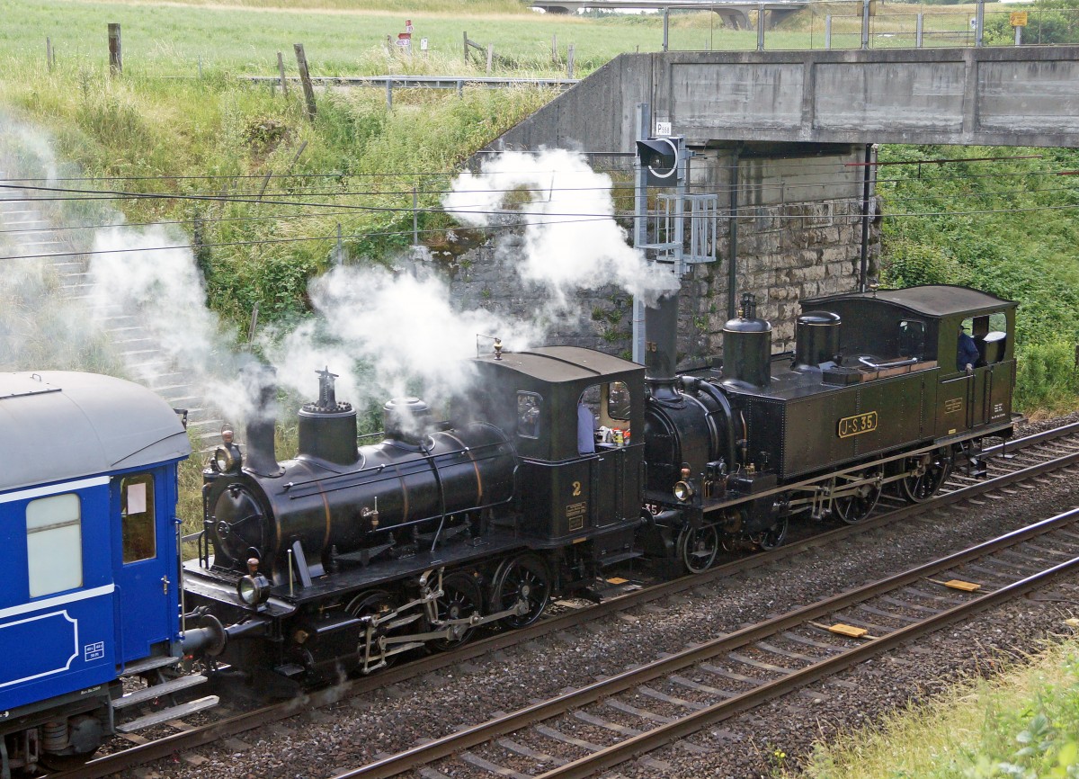 OeBB: An den Gotthel-M�rit Sumiswald vom 13. Juni 2015 mit dem OeBB Dampfzug. Zum Einsatz gelangten die drei in Balsthal stationierten Dampflokomotiven Eb 2/4 35. E 3/3 2 und die Ed 2x2/2 196. Die Aufnahme entstand w�hrend der Hinfahrt bei Niederbipp.
Foto: Walter Ruetsch  