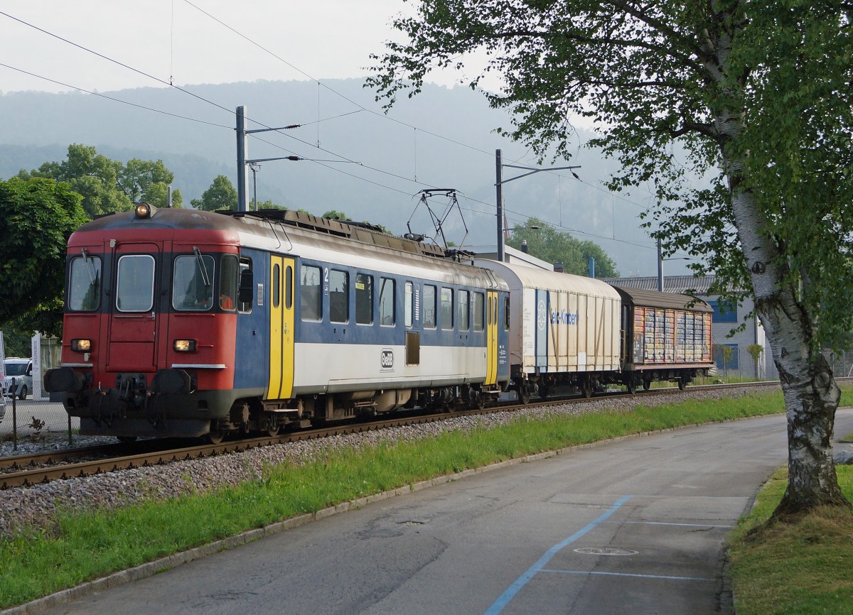 OeBB: Im Gegensatz zur SBB findet der RBe 4/4 bei der OeBB auch Verwendung im Güterverkehr. Am 11. Juni 2015 brachte der RBe 4/4 206 zwei Güterwagen von Balsthal nach Oensingen.
Foto: Walter Ruetsch