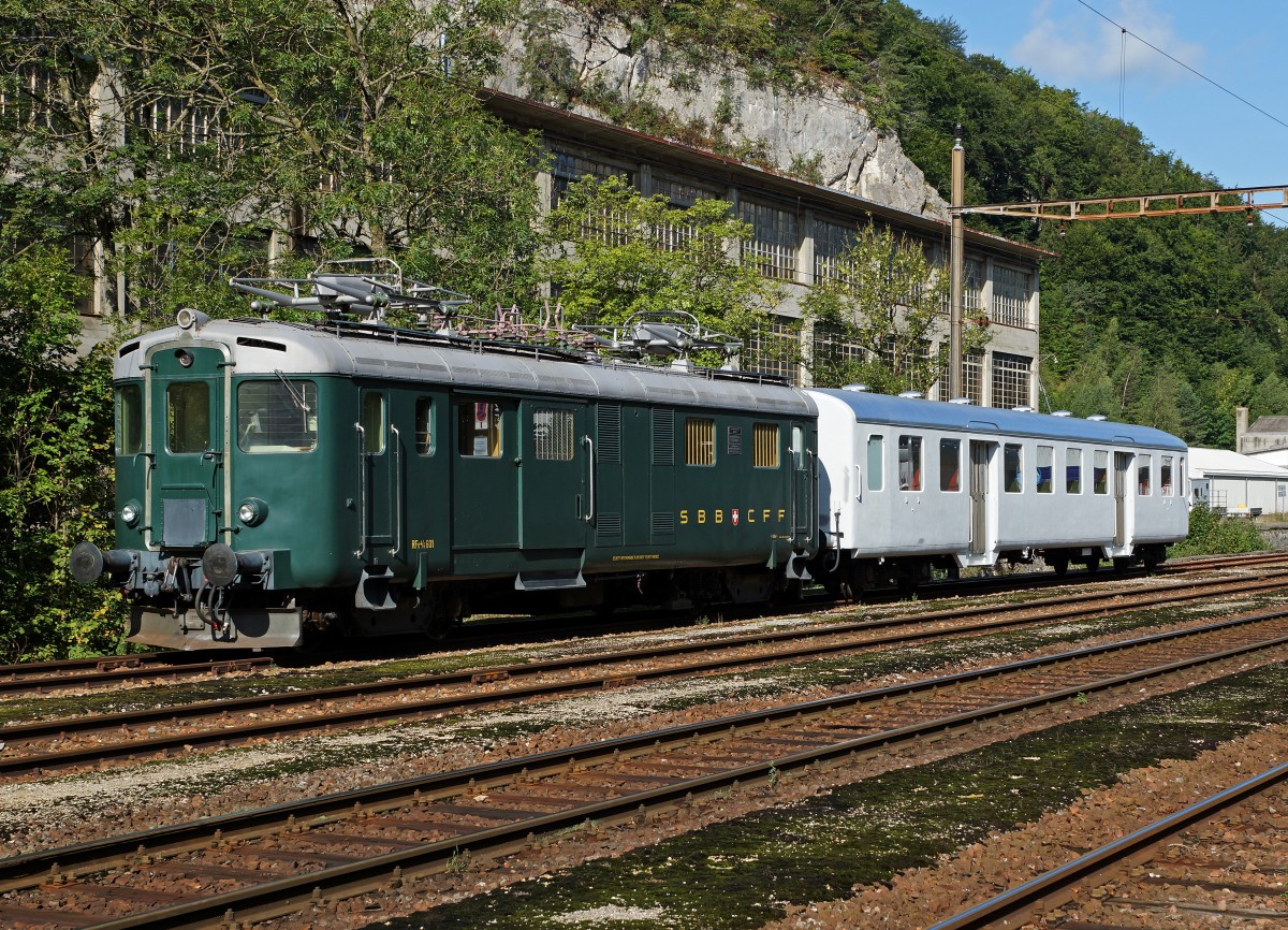 OeBB: RFe 4/4 601 (1940, ehemals SBB/SZU) mit Mitteleinstiegwagen (ehemals SBB) in der Klus bei Balsthal abgestellt am 25. August 2015.
Foto: Walter Ruetsch