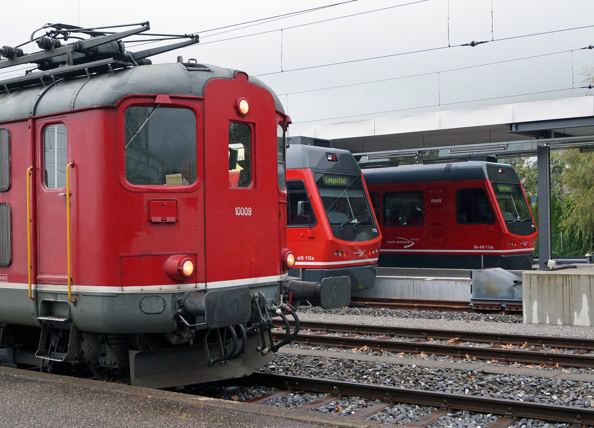 OeBB/ASm: Durch die Verl�ngerung der ASm-Strecke nach Oensingen hat auch der Bahnhof Oensingen eine Aufwertung erfahren. Z�ge nach Balsthal (G�terzug mit Re 4/4 l 10009) sowie Reginalz�ge nach Langenthal und Solothurn mit den Be 4/8 112 und Be 4/8 113  STAR  in Oensingen am 13. Oktober 2014.
Foto: Walter Ruetsch
