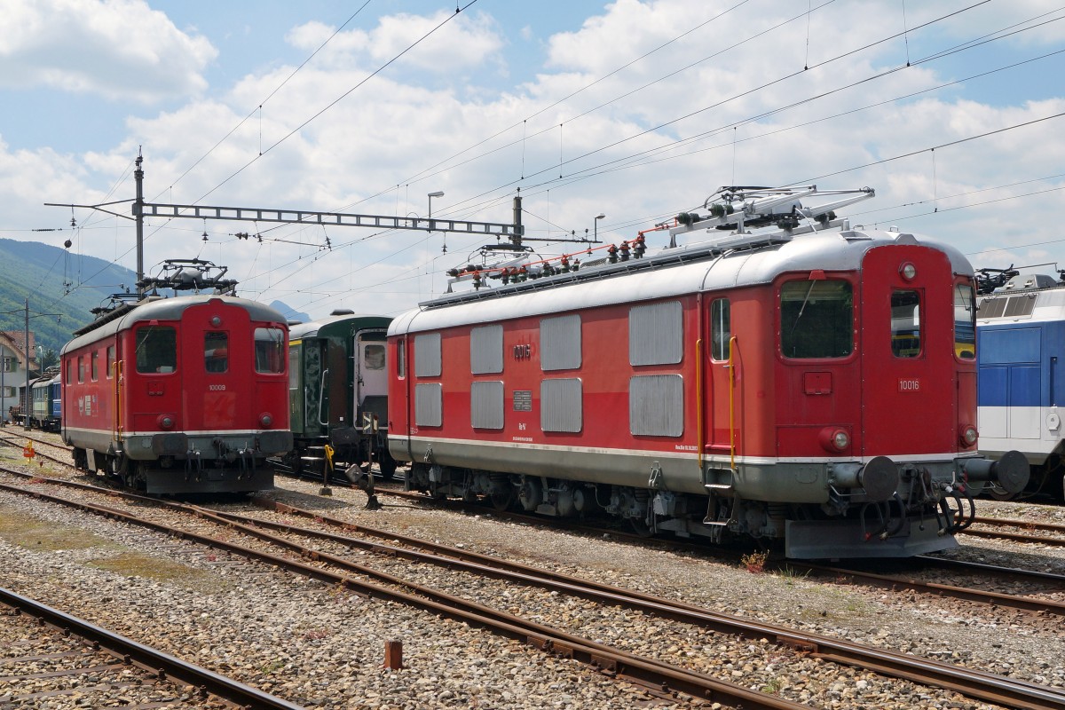 OeBB/SBB: Mit etwas Fotografenglück konnten am 27. Mai 2015 in Balsthal gleich drei ehemalige SBB Re 4/4 I auf einem Bilde festgehalten werden. Dies sind von links nach rechts: Re 4/4 I 416 628-6 (grüner Anstrich, nur sehr klein im Bild vor blauem Sanlonwagen), Re 4/4 I 10009 und Re 4/4 I 10016.
Foto: Walter Ruetsch 