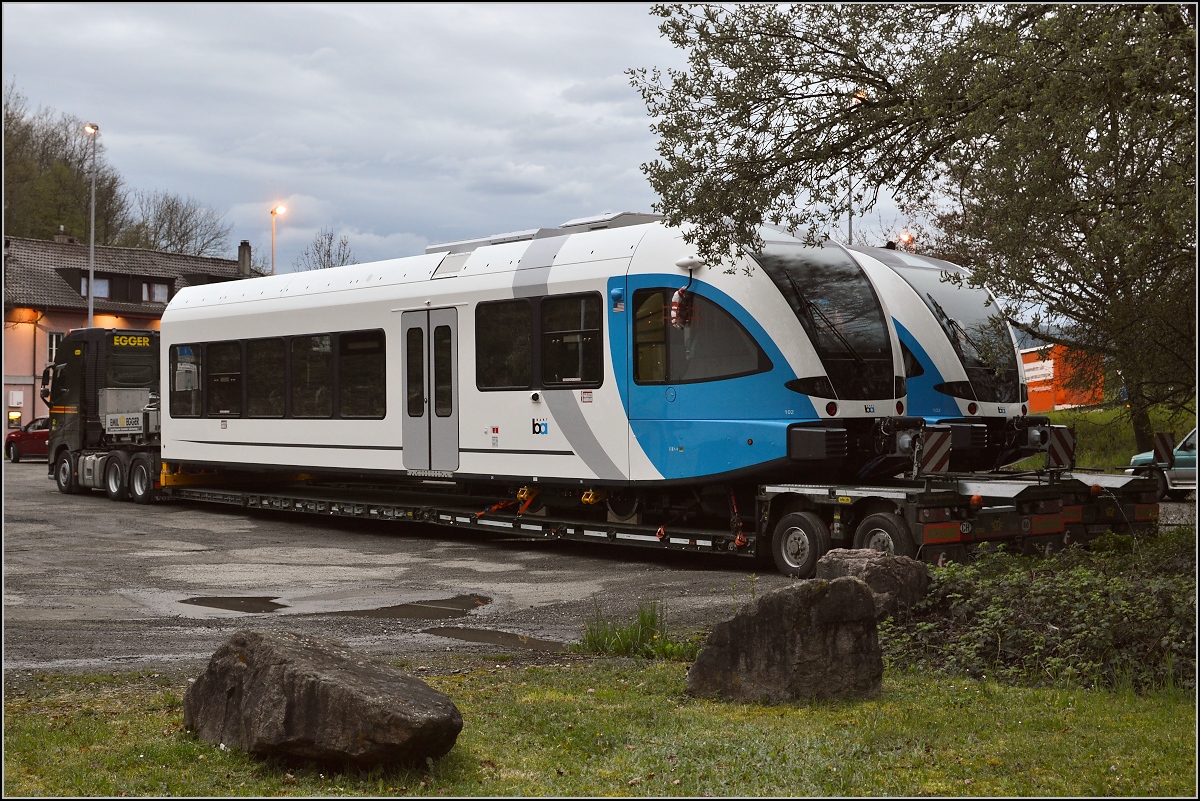 Ohne Blumen in den Haaren ( for those who are going to San Francisco ) steht ein neuer GTW als standesgem�sser Amerikaner auf der Stra�e. GTW 2/6 DMU f�r die Bay Area Rapid Transit (BART) parkt noch in Einzelteilen in Etzgen. Dieser Zug wird mit Dieselcontainer ausgestattet auf Normalspur eine Linie der elektrifizierten Breitspur-S-Bahn BART verl�ngern, von Pittsburg Bay Point nach Antioch. Dadurch wird Antioch an San Francisco angeschlossen und es ist klar, dieser GTW wird niemals selbst nach San Francisco fahren und braucht keine Blumen in den Haaren... April 2016. 