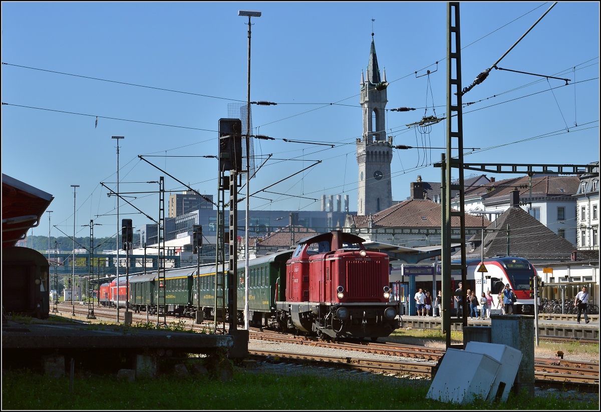 Oldiestunden im Grenzbahnhof. 

Die hei�este Ansage im Bahnhof Konstanz: Bitte Vorsicht an Gleis 4, dieser Zug f�hrt gleich ab. Juni 2014.