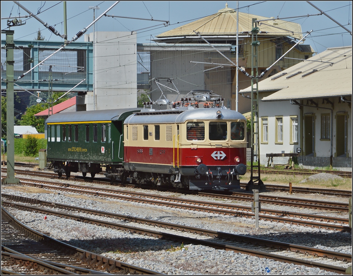 Oldiestunden im Grenzbahnhof. 

Vor dem ehemaligen SBB-G�terschuppen rangiert Re 4/4 I 10034 mit einem Zusatzwagen f�r den Sonderzug Augsburg-Basel. Juni 2014.
