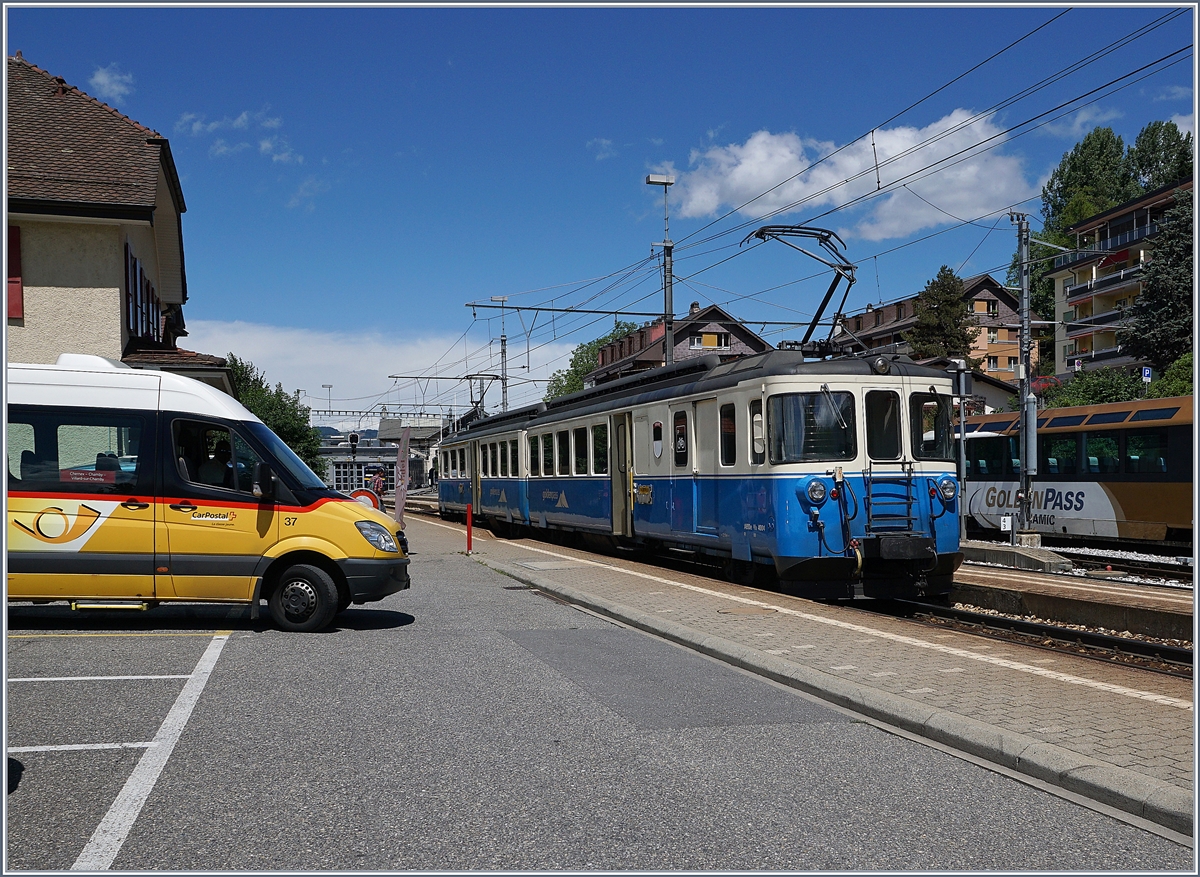 Postautoanschluss in Chernex; während das kleine Postauto Richtung Vallon de Villars fahren wird, verlässt der MOB ABDe 8/8 4004  Fribourg  Chernex Richtung Montreux.
30. Juni 2017
