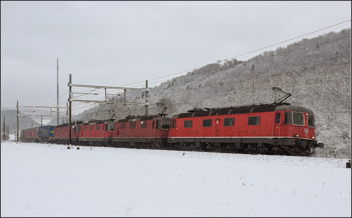 Powerpack.

Re 6/6 11668  Stein-Säckingen , Re 4/4<sup>II</sup> 11343, Re 4/4<sup>II</sup> 11340 und Re 6/6 11664  Köniz  werfen zusammen 34000 PS in die Waagschale oder besser gesagt auf die 20 angetriebenen Achsen. Gelterkinden, Januar 2017.

