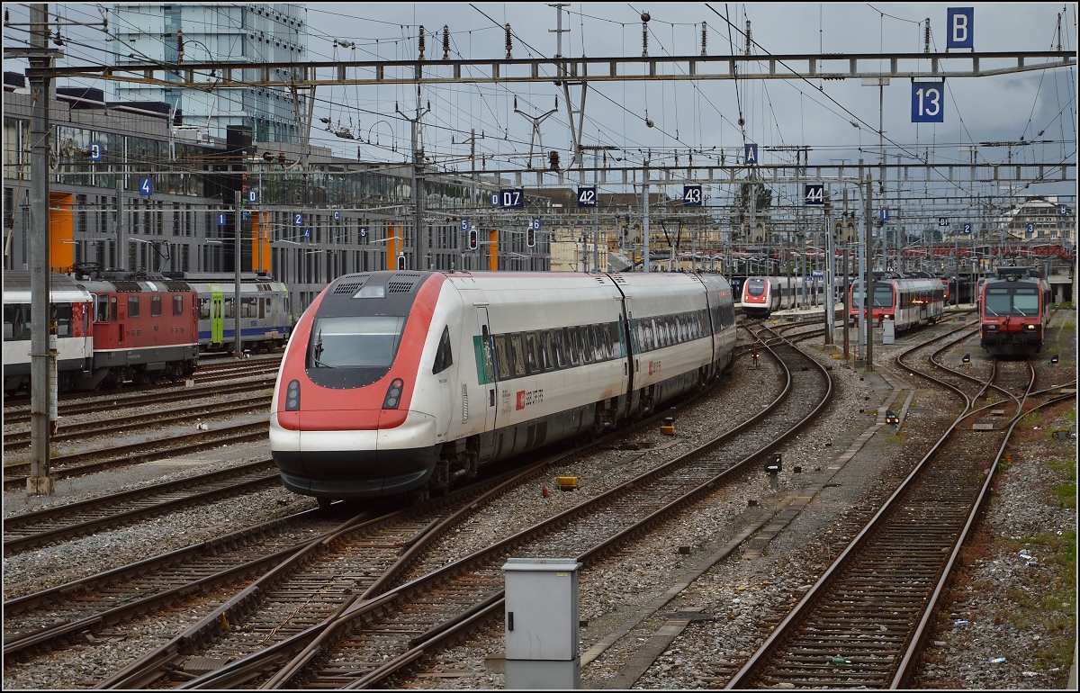 RABDe 500 027-3 Henry Dunant bei der Einfahrt nach Neuenburg. Juni 2016.