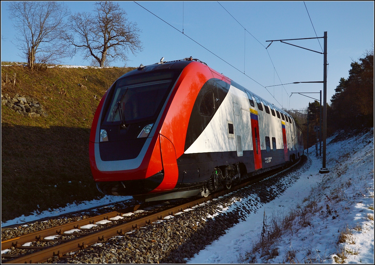 RABe 502 203-8 scheint nicht zu wanken trotz schneller Fahrt, völlig gerade auf dem Gleis, dabei war er subjektiv deutlich schneller als der nachfolgende GTW. Möglicherweise eine Testfahrt mit aktivierter WAKO. Ossingen, Januar 2016. 