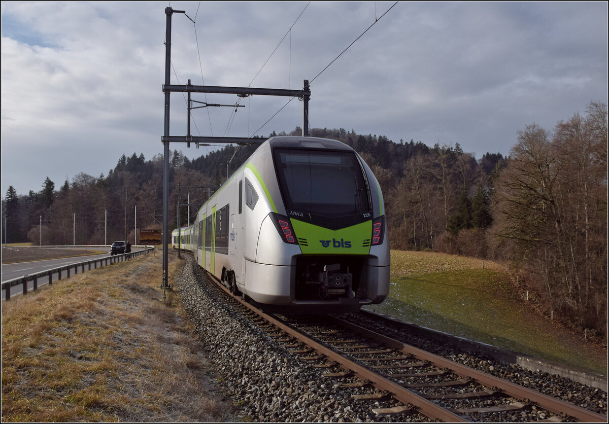 RABe 528 228 auf dem Weg nach Schwarzenburg. Riedburg, Januar 2026.