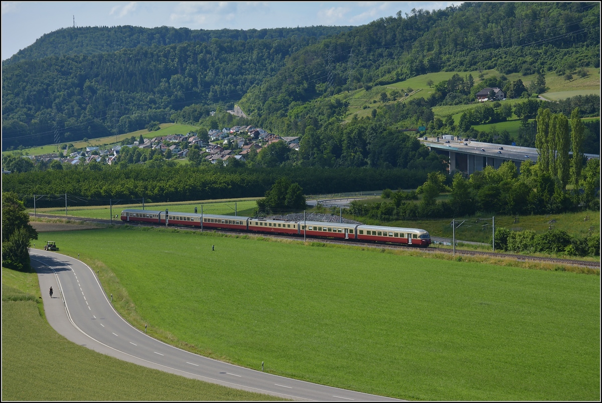 RAe 1053 bei Sissach. Juni 2021.