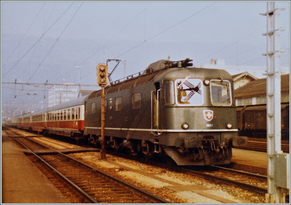  Rangieren Verboten  spiegelt sich in der Frontschiebe der SBB Re 6/6 11643  Laufen  die mit dem IC  Mont Blanc  in Biel/Bienne auf die Abfahrt wartet. 

Analog Bild (110 Film) vom 16. M�rz 1984