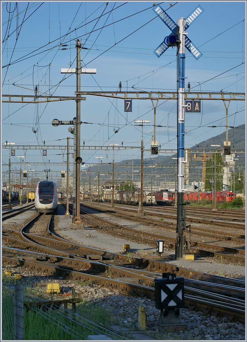  Rangieren verboten  und der TGV Lyria 4411 im Rangierbahnhof von Biel.

24. April 2019