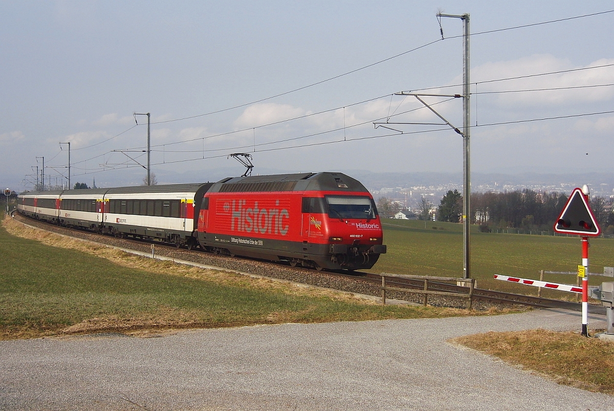 Re 460 102-7 „Historic“ mit dem IR 2126 von Konstanz nach Biel am 13.02.2011 zwischen Kreuzlingen-Bernrain und Lengwil.
