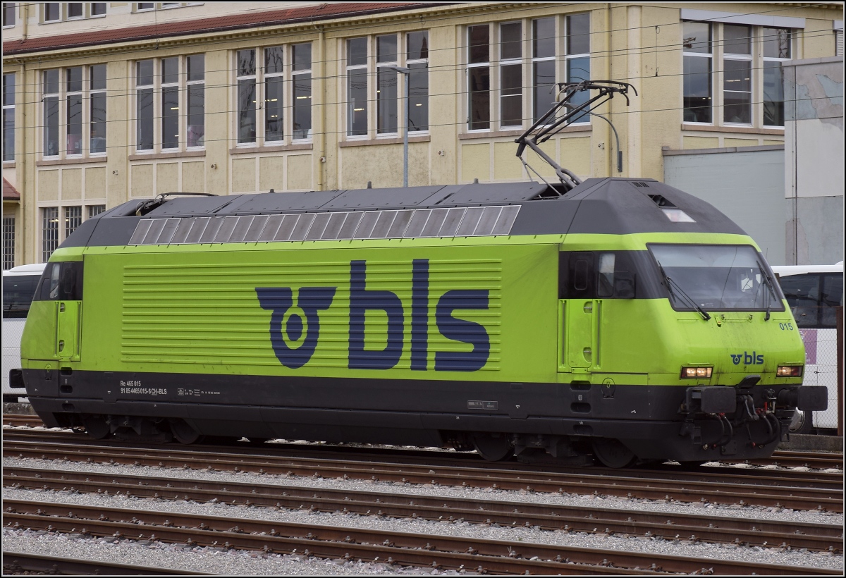 Re 465 015 der BLS im neuen Farbkleid zu Besuch in Deutschland. Singen, März 2021.