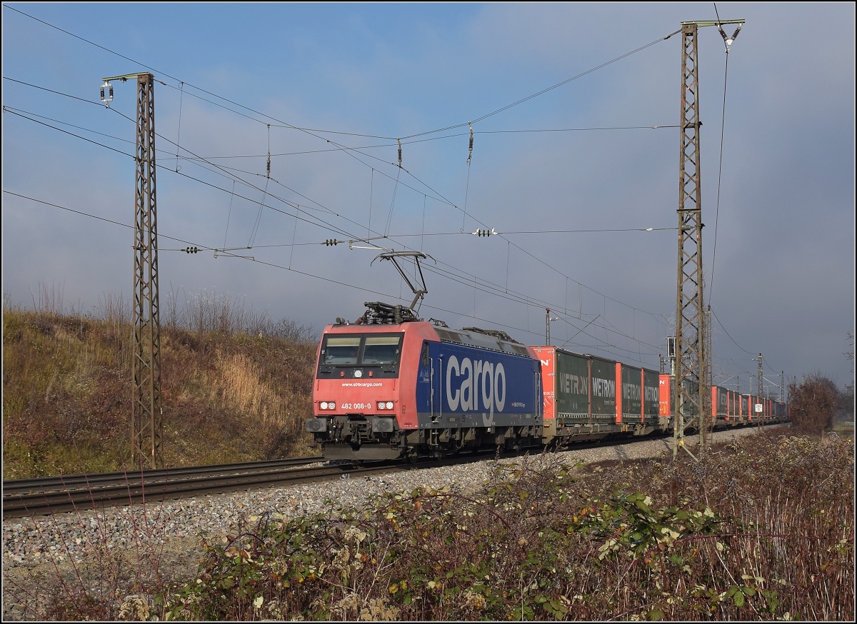 Re 482 008 auf dem Weg nach Basel. Schliengen, Dezember 2018.