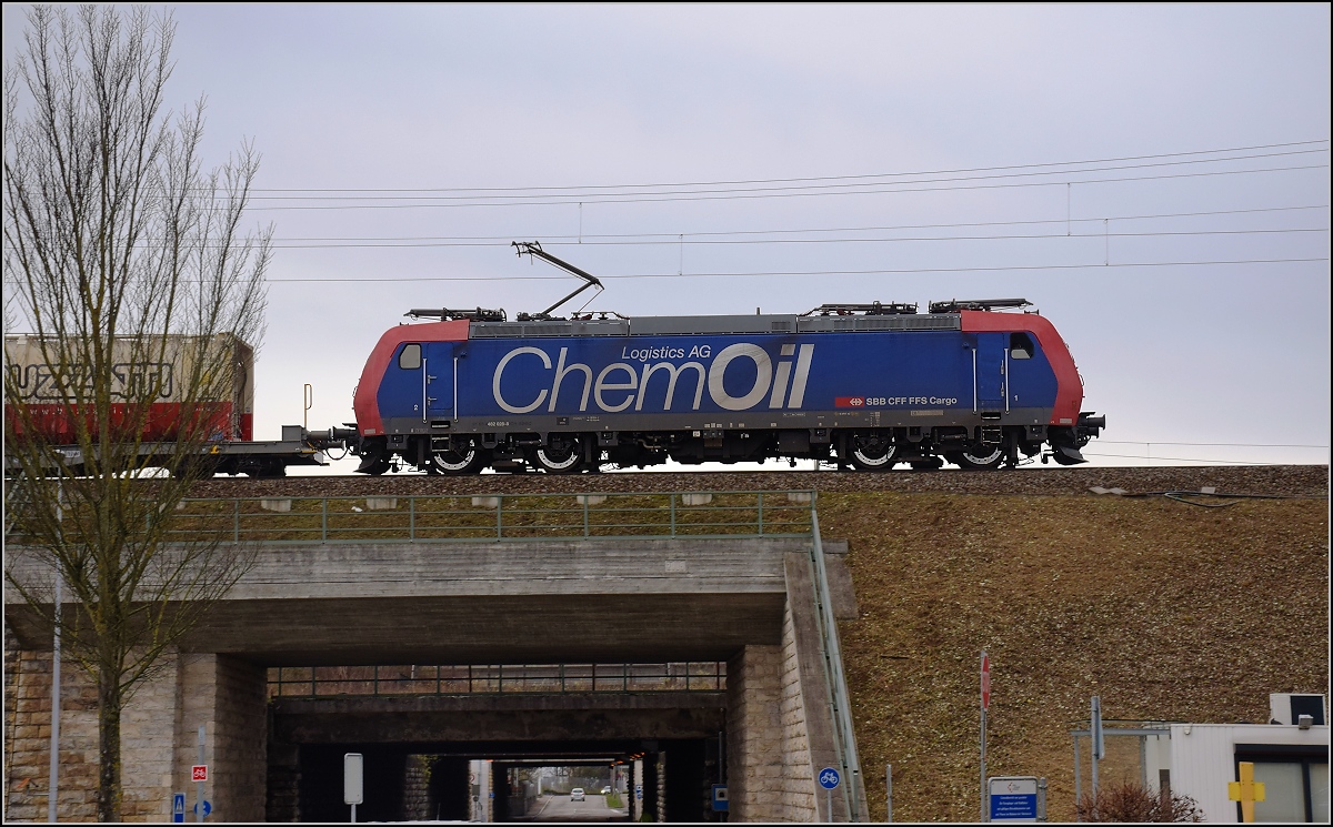 Re 482 028-8 beim Grenzübertritt. Basel, Dezember 2017.