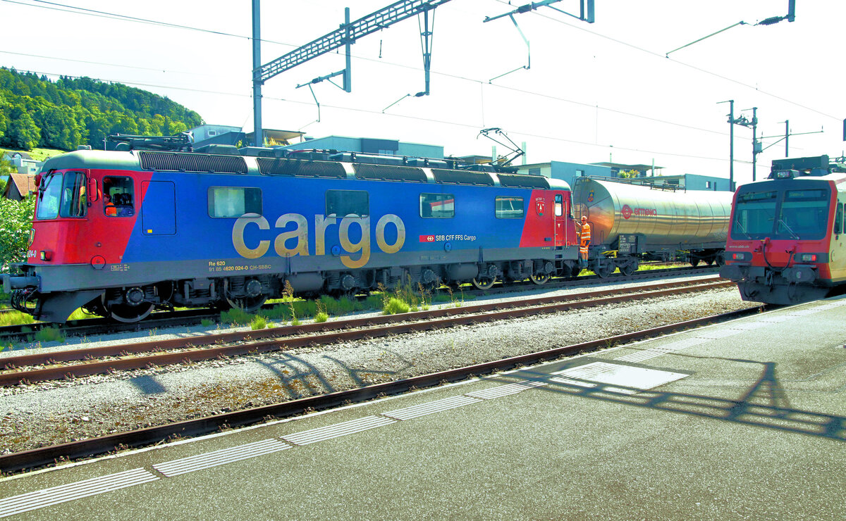 Re 6/6 620 024 hat einen Tankwagenzug nach Laufenburg gebracht. Rechts der Domino Pendelzug aus Stein-Säckingen (560 293). 21.August 2024 