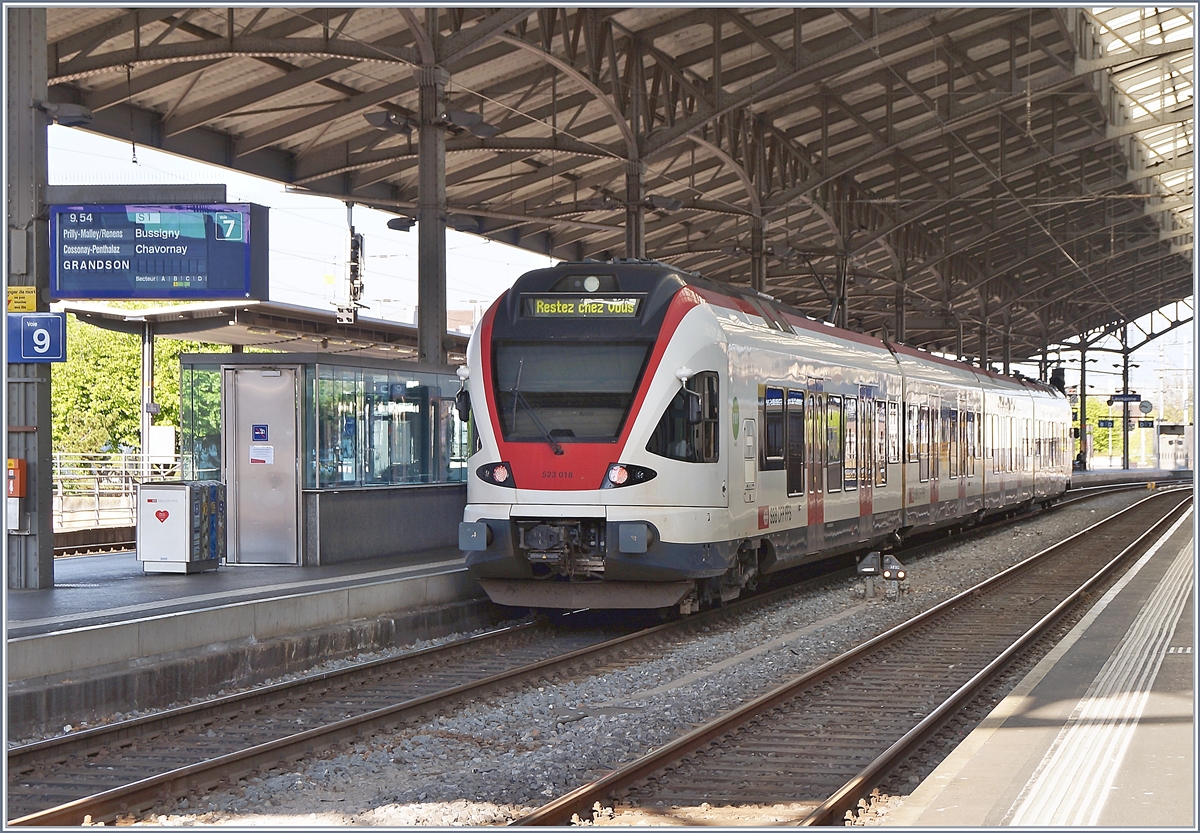 RESTE CHEZ VOUS / BLEIBEN SIE ZU HAUSE - diese Botschaft scheint angekommen zu sein.

Der SBB RABe 523 018 hofft in Lausanne auf möglichst wenige Fahrgäste für seiner Fahrt nach Grandson. 

10. April 2020