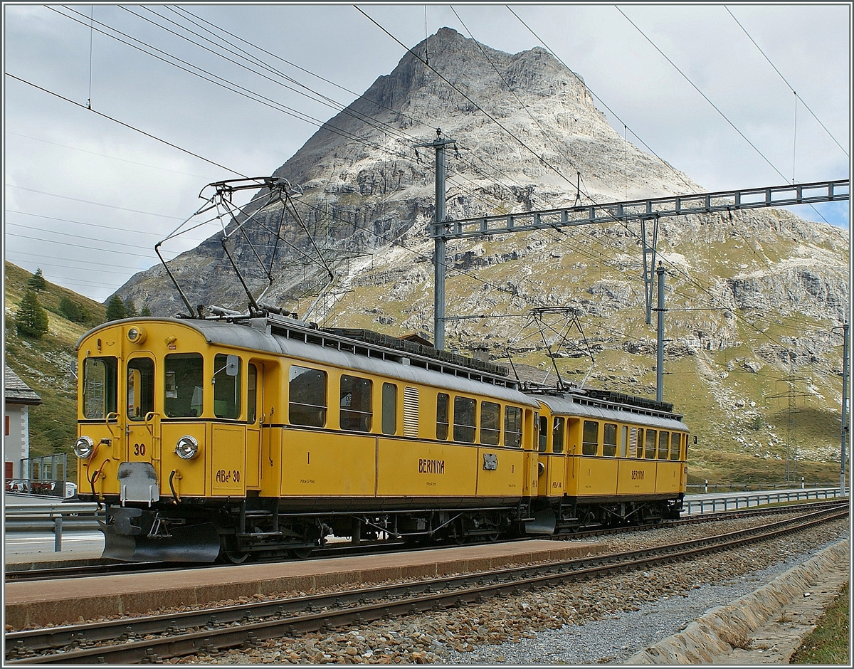 RhB (Berninabahn) ABe 4/4 No 30 und No 34 in Bernina Lagalp.
17. Sept. 2009