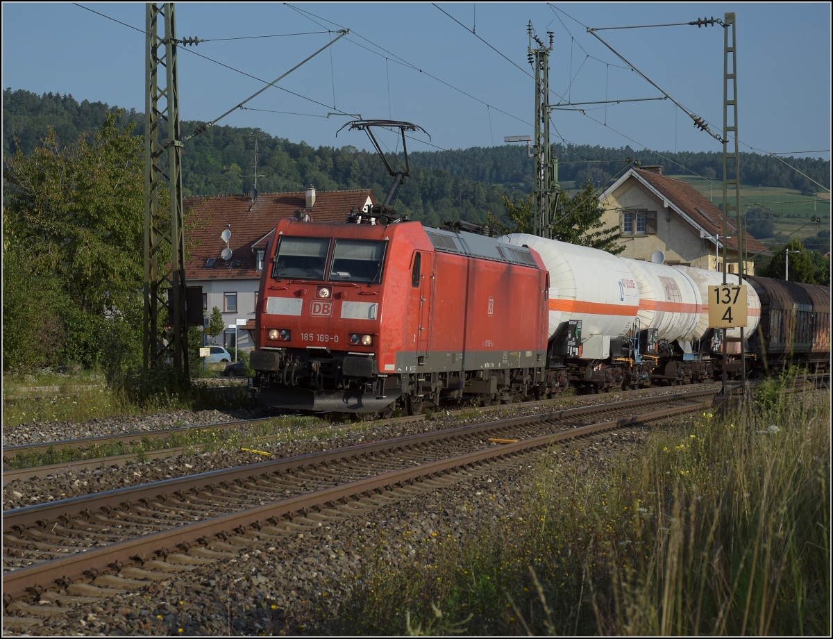 Rheintalumleiter im Hegau.

Ein Güterzug mit 185 169 war schon fast eine Besonderheit, da anders als während Rastattgate die letzten zwei Wochen fast ausschließlich Loks mit Schweizzulassung fuhren und ihren Zug in Singen auch umfuhren und weiterbeförderten. 185 169 muss allerdings in Singen bleiben, da sie kein Schweizpaket hat.
 
Welschingen, August 2021.