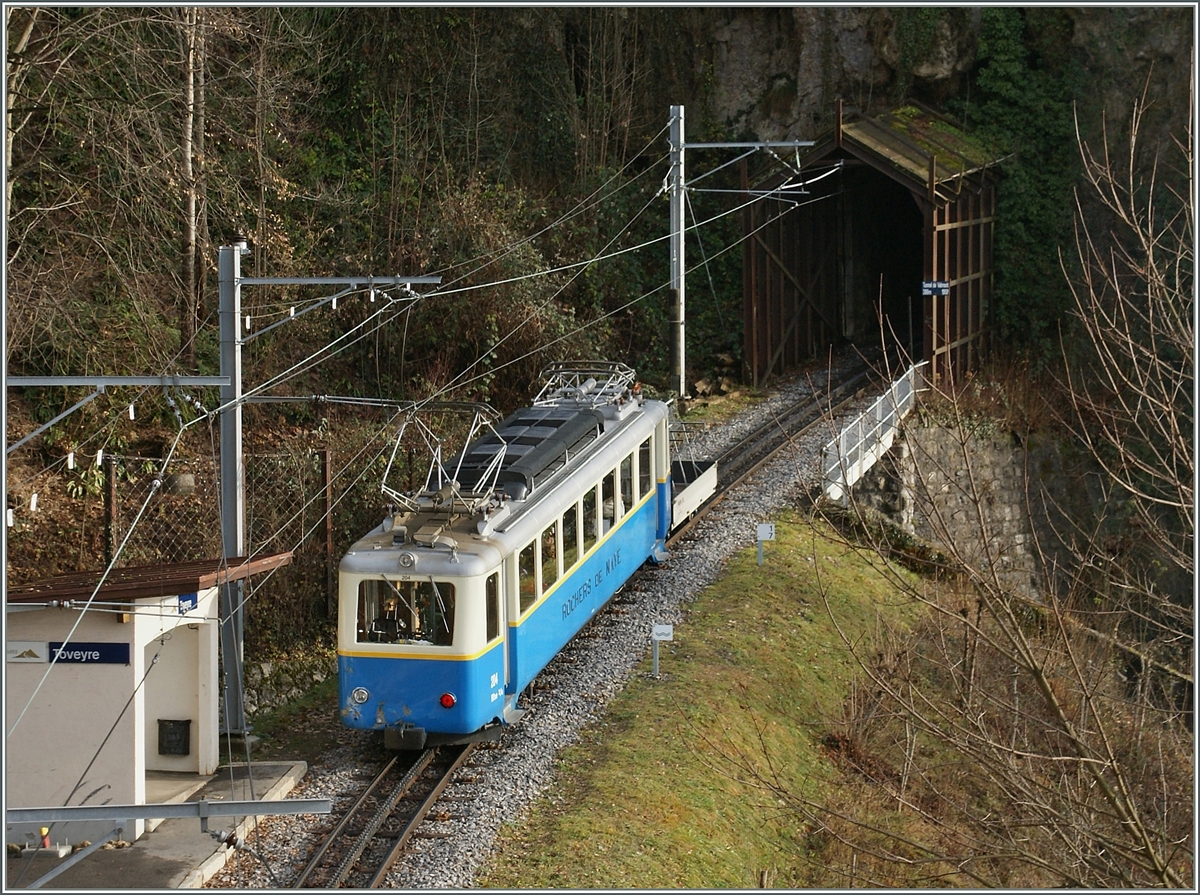 Rochers de Naye Bhe 2/4 204 auf Bergfahrt bei Toveyre. 
23. Dez 2012