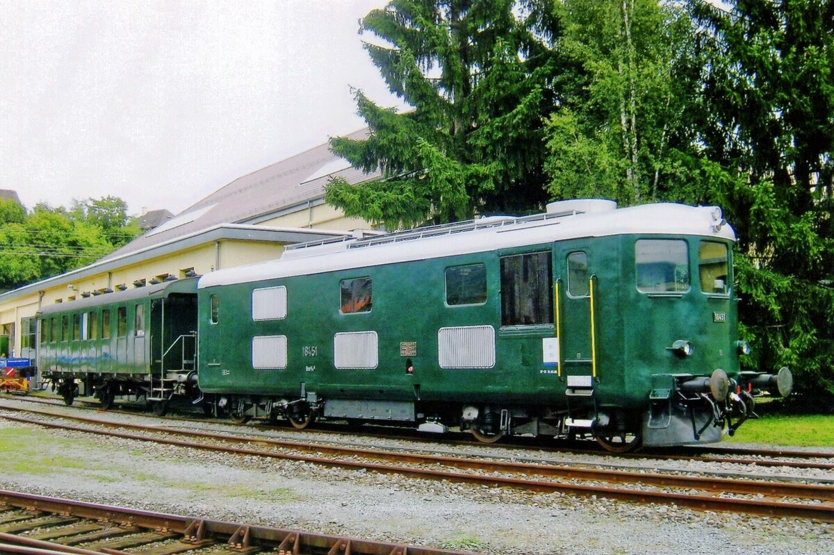 SBB 18451 steht am regnerischen 26 September 2010 anlasslich das 100 jahresjubiläum der Jura-Strecke ins Bw Bienne.