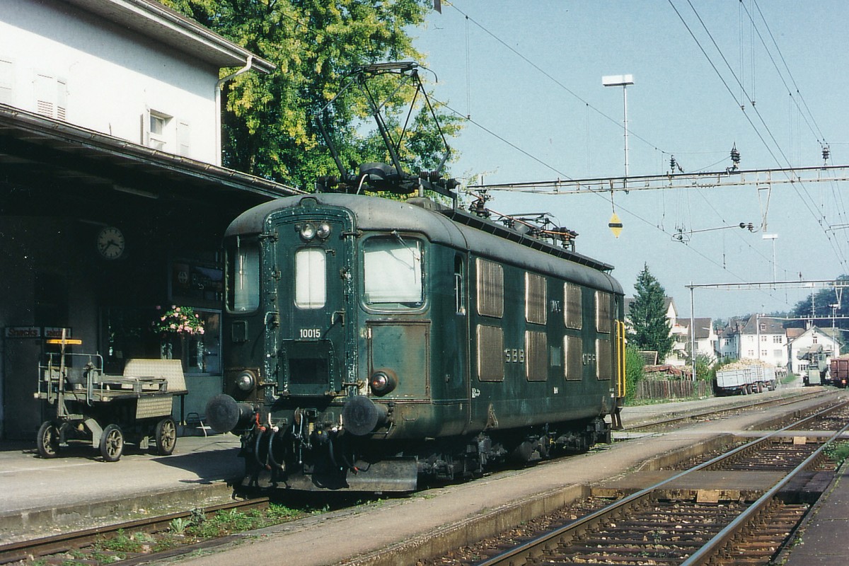 SBB: Auf dem Bahnhof B�ren an der Aare konnten im Jahre 1997 auch noch Re 4/4 l beobachtet werden. Die gr�ne 10015 holte an einem der wenig sonnigen Oktobertagen einen Zuckerr�benzug ab. Schon seit mehreren Jahren werden auch auf dem Bahnhof B�ren an der Aare keine Zuckerr�ben mehr auf die Bahn verladen. Die R�ben aus dieser Region werden mit Traktor und Wagen ab dem Felde direkt zur Zuckerr�benfabrik Aarberg transportiert, was zu vielen Staus auf den sonst schon �berlasteten Strassen f�hrt.
Foto: Walter Ruetsch