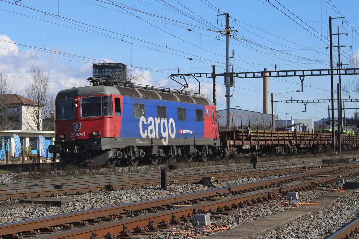 SBB Cargo 620 074 schleppt zwischen alle G�terz�ge durch ein Gleisbauzug durch Pratteln am 13 Februar 2024. 