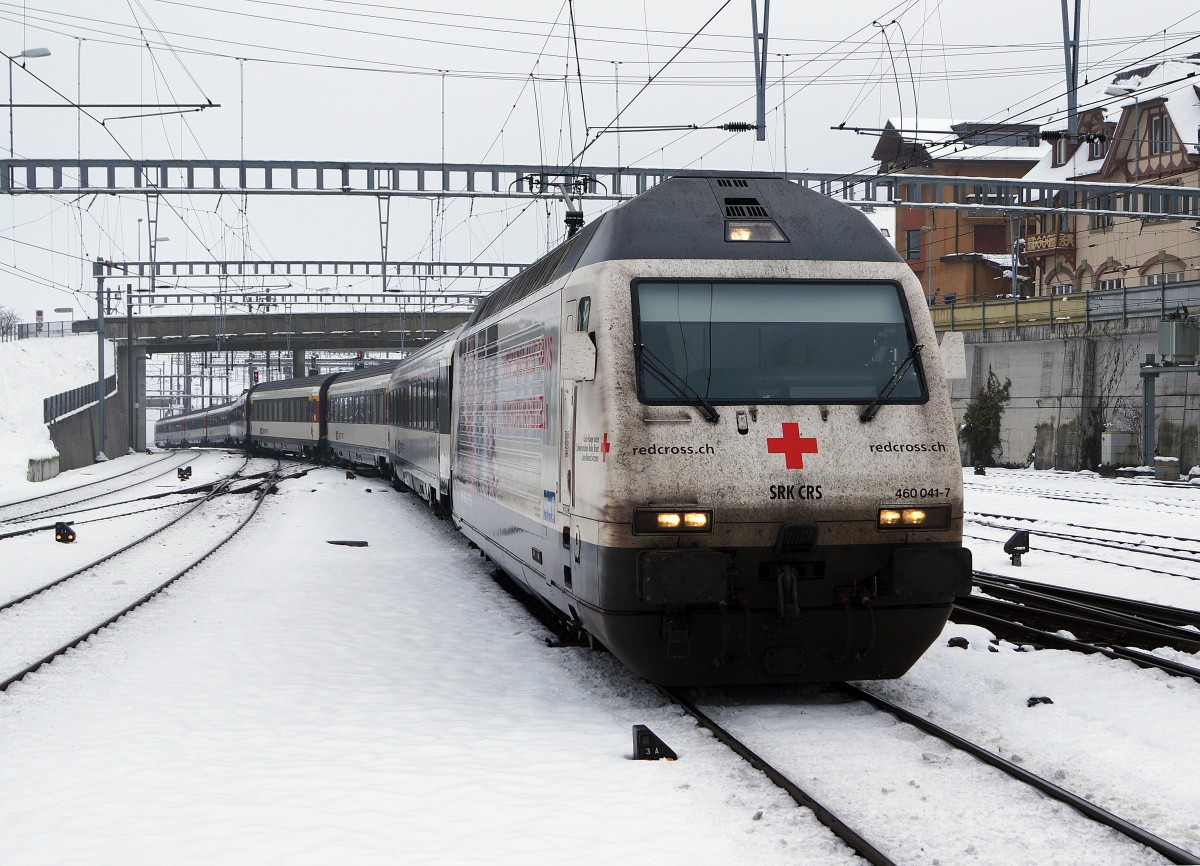 SBB: Die Werbelok Re 460 041-7 bei der Einfahrt in den Bahnhof Spiez am 2. Januar 2015.
Foto: Walter Ruetsch