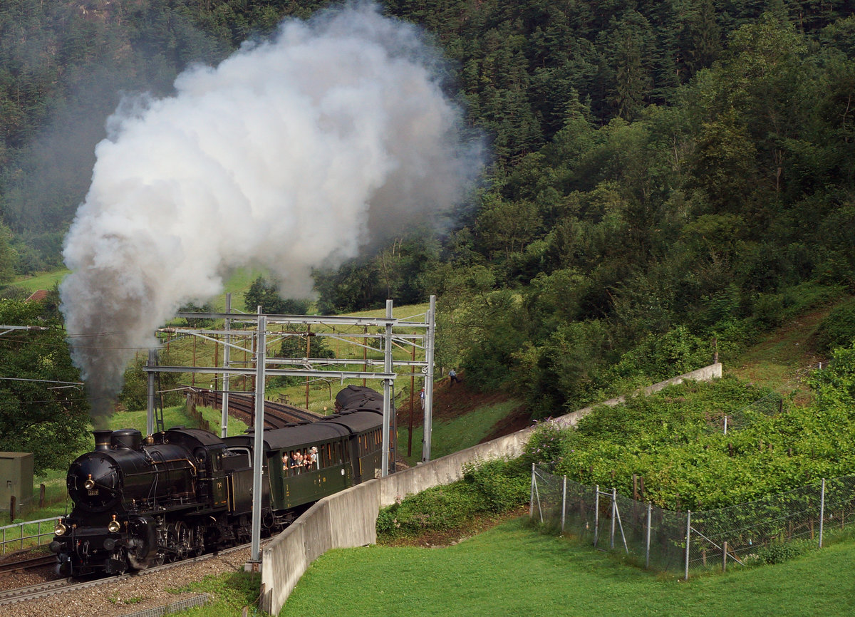 SBB HISTORIC: 
 Schweiz aktuell am Gotthard  - Dampfzug mit der C 5/6 2978 und nostalgischen Wagen oberhalb Erstfeld am 28. Juli 2016. 
Foto: Walter Ruetsch