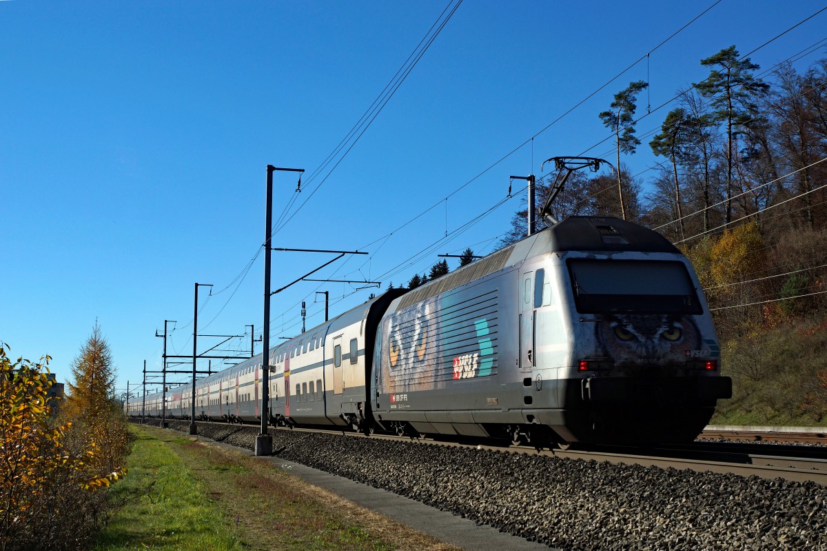 SBB: Re 460 105-0 bei Roggwil-Wynau am 7. November 2015.
Foto: Walter Ruetsch