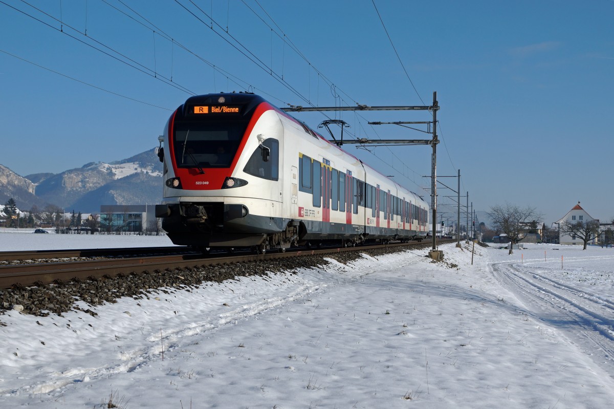 SBB: Regionalzug nach Biel mit dem RABe 523 049 bei Niederbipp am 21. Januar 2016.
Foto: Walter Ruetsch