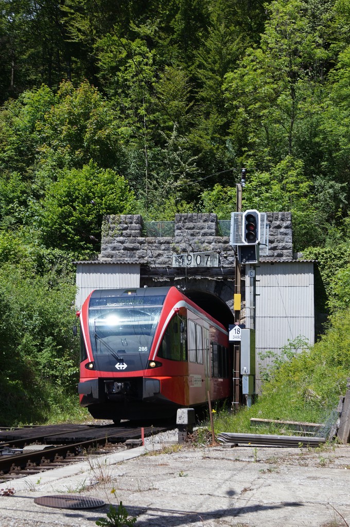 SBB/BLS: Der ehemaligen SMB-Linie von Solothurn nach Moutier droht erneut das Aus. Nach den Sommerferien wird das Bundesamt für Verkehr (BAV) mit den Kantonen Solothurn und Bern über die Zukunft der Bahn sprechen. Diese Diskussion ausgelöst haben erstens der sehr tiefe Kostendeckungsgrad von lediglich 22 Prozent sowie die dringende Sanierung des Weissensteintunnels  für 170 Millionen Franken. Die frühere SMB wurde bereits mehrmals Tod gesagt. Bereits im Jahre 1996 setzten sich die von der Stillegung der Bahn bedrohten Regionen auf beiden Seiten des Juras erfolgreich für den Erhalt der Bahn ein. Vielleicht werden bald keine roten SBB-GTW'S mehr durch den 3'700 m langen Weissensteintunnel rattern wie am 24. Mai 2014.
Foto: Walter Ruetsch 