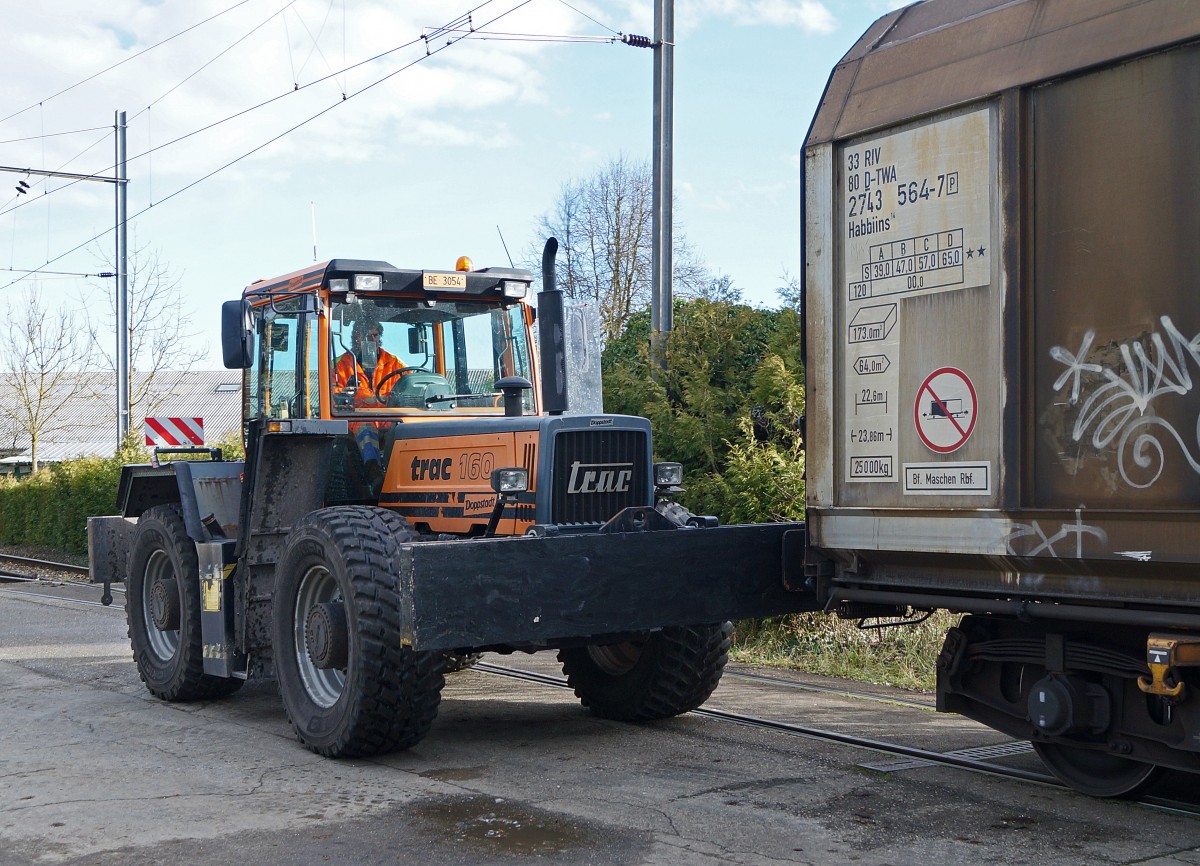 SBB/BLS: Rangierfahrt des TRAC 160 der Papierfabrik Utzenstorf auf dem SBB-Anschlussgeleise in Wiler am 12. Dezember 2014.
Bahnsujets der Woche 50/2014 von Walter Ruetsch  