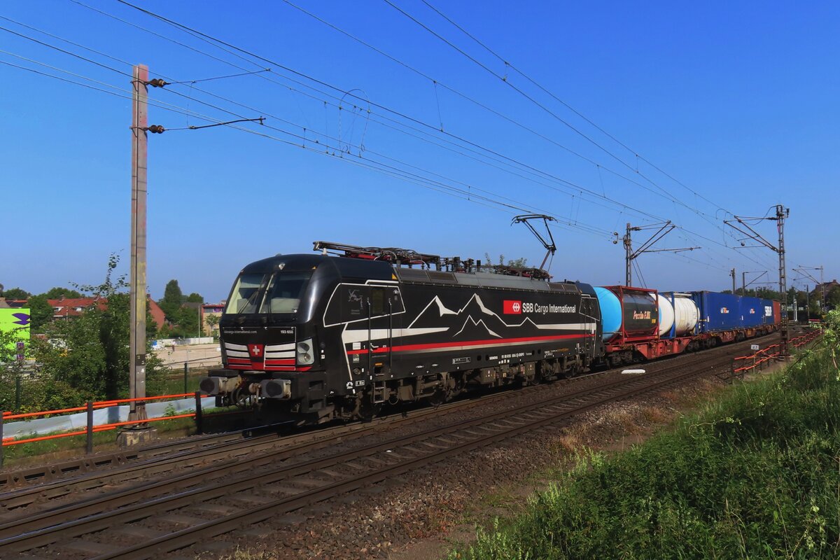 SBBCI 193 658  Vierwaldstättersee  passiert am 9 September 2023 einige Fotografen in Venlo-Vierpaardjes.