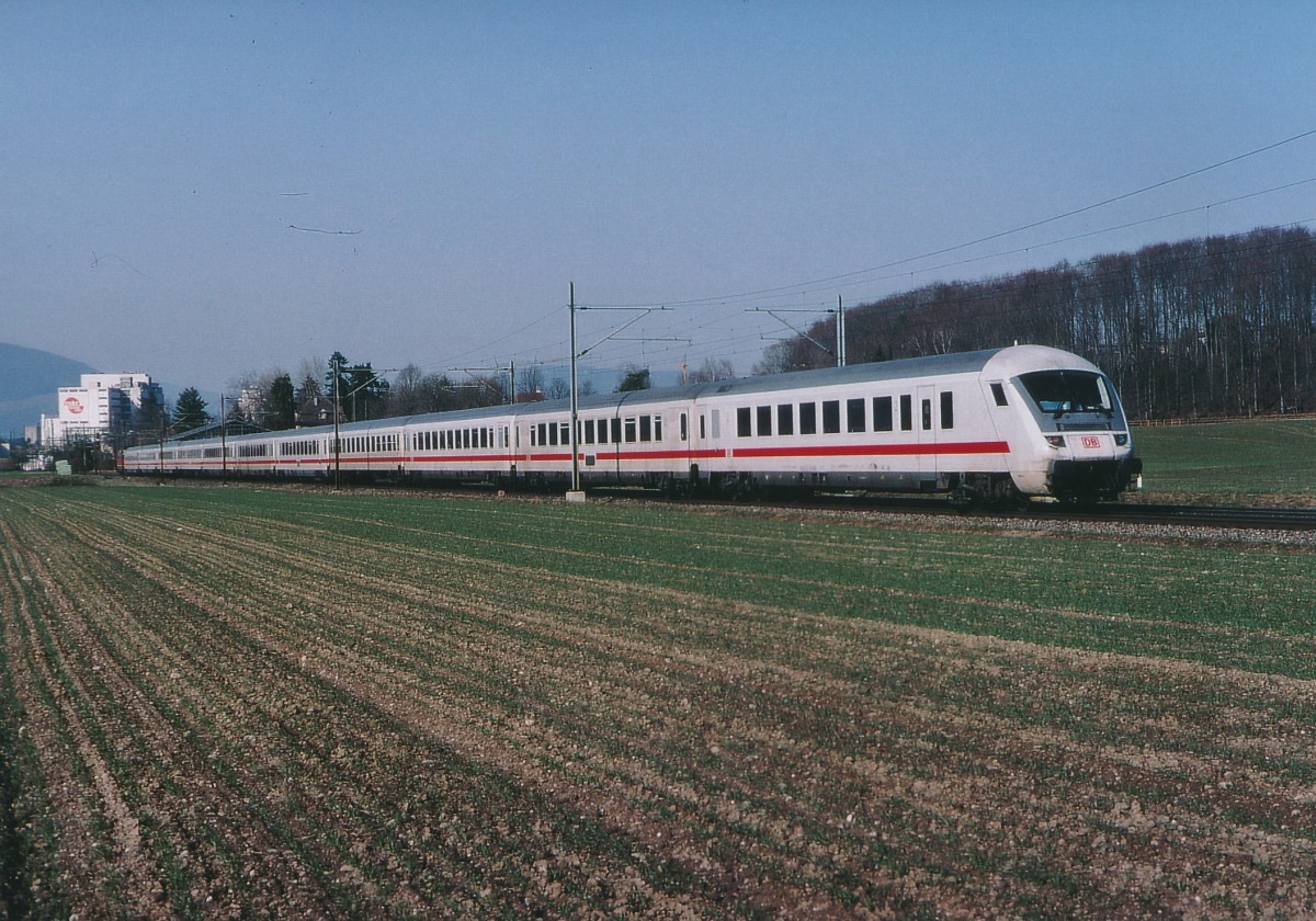 SBB/DB: IC mit Re 4/4 II auf der alten Stammstrecke Bern-Olten bei Herzogenbuchsee im Jahre 2004. An der Neubaustrecke wurde zu dieser Zeit noch fleissig gebaut.
Foto: Walter Ruetsch