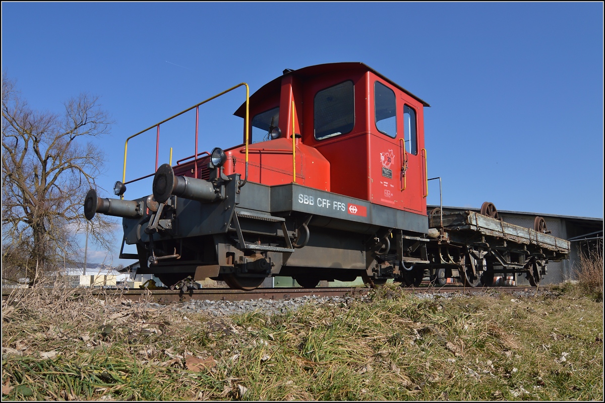 Schienentraktor Spitzmaus.

Schienentraktor Tm<sup>I</sup> Nr. 477 hat eine neue Arbeitsstelle gefunden. Vor dem Verlad nach Sargans gab es noch einen Fototermin... auf einer Wiese am Ende eines Industriegleises in Frauenfeld, wo er bisher mit einem deutlich älteren Güterwagen sein Dasein fristete. Um den Erhalt kümmert sich IG Schiene Schweiz. Februar 2014.<br><br>Schienentraktor Tm<sup>I</sup> Nr. 477 der SBB<br>Baujahr 1964 bei Robert Aebi in Regensdorf/ZH<br>Gewicht 13 t<br>LüP 5,19 m<br>Motor KHD 90 PS<br>Höchstgeschwindigkeit 50 km/h /geschleppt 70 km/h<br><br>Güterwagen M4 Nr. 257 der RHB (Rorschach-Heiden-Bahn)<br>Baujahr 1898 in Monçeau
