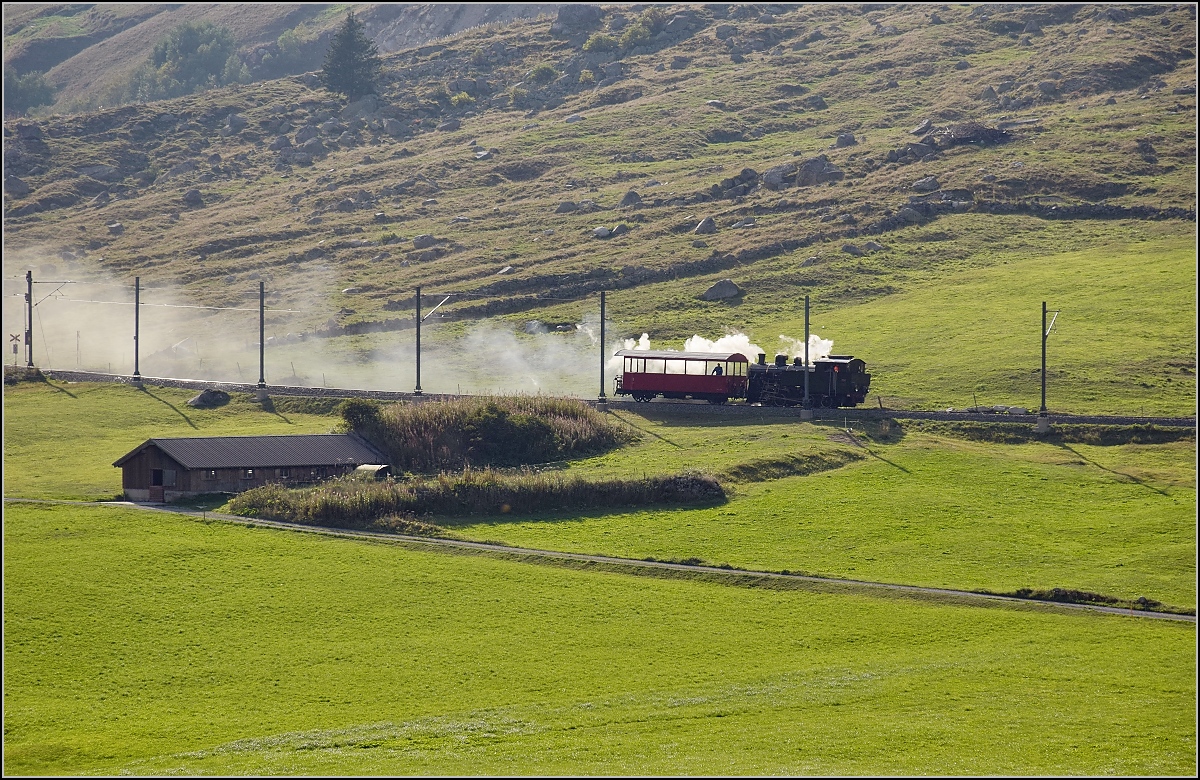 Schon lange wurde an ihr gearbeitet, ab nächstem Jahr bei der DFB dabei, die Vietnamesin HG 4/4 704. Nach wirklich unzähligen Arbeitsstunden war sie kurz vor der Abnahme zu letzten Bremsproben unterwegs. Hier auf dem Weg zum Zahnstangenlosen Steilstück kurz vor Hospental. September 2018.