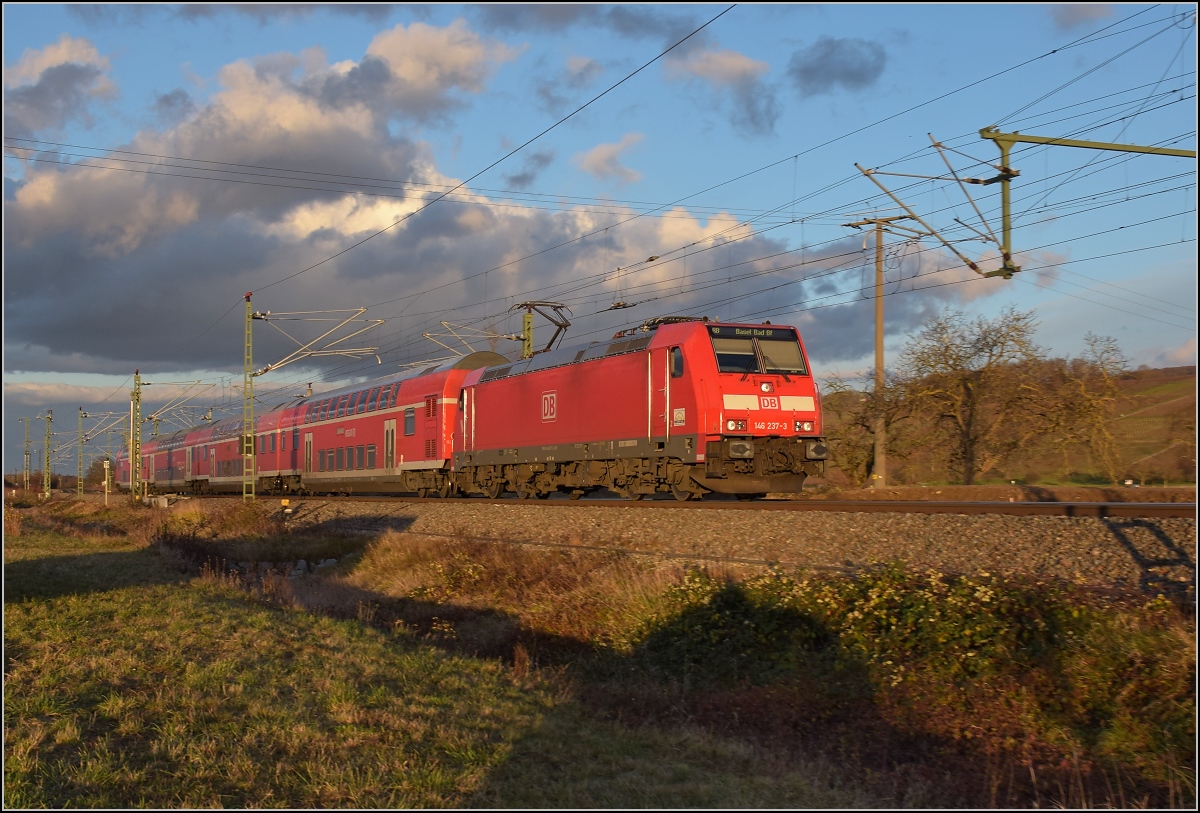 Schwarzwaldbahnlok 146 237 mit einem RE nach Basel badischer Bahnhof in Schliengen. Dezember 2017.