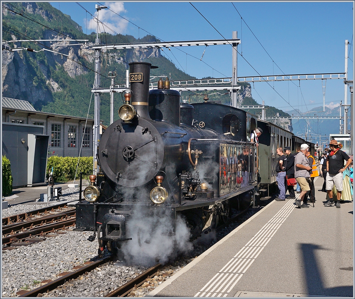 Schweizer Dampftage Brienz 2018: Die SBB Brünig Talbahn Dampflok G 3/4 208 der Ballenberg Dampfbahn hat Meiringen erreicht, hier noch mit dem Kamin Richtung Osten, anschliessend wurde die Lok auf der Drehscheibe Meiringen gedreht. 30. Juni 2018