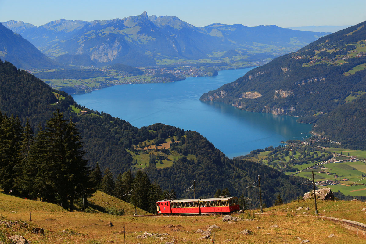 Schynige Platte Bahn: Lok 16 mit den Wagen 49 und 50 hoch über dem Thunersee. 23.August 2016.