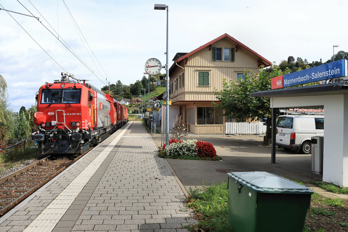 Seelinie Rorschach - Arbon - Romanshorn - Kreuzlingen - Stein am Rhein - Schaffhausen: Die kleine Station Mannenbach Salenstein. Durchfahrt des Lösch- und Rettungszugs mit dem Tankwagen 99 85 9 375 018. 6.Oktober 2021 