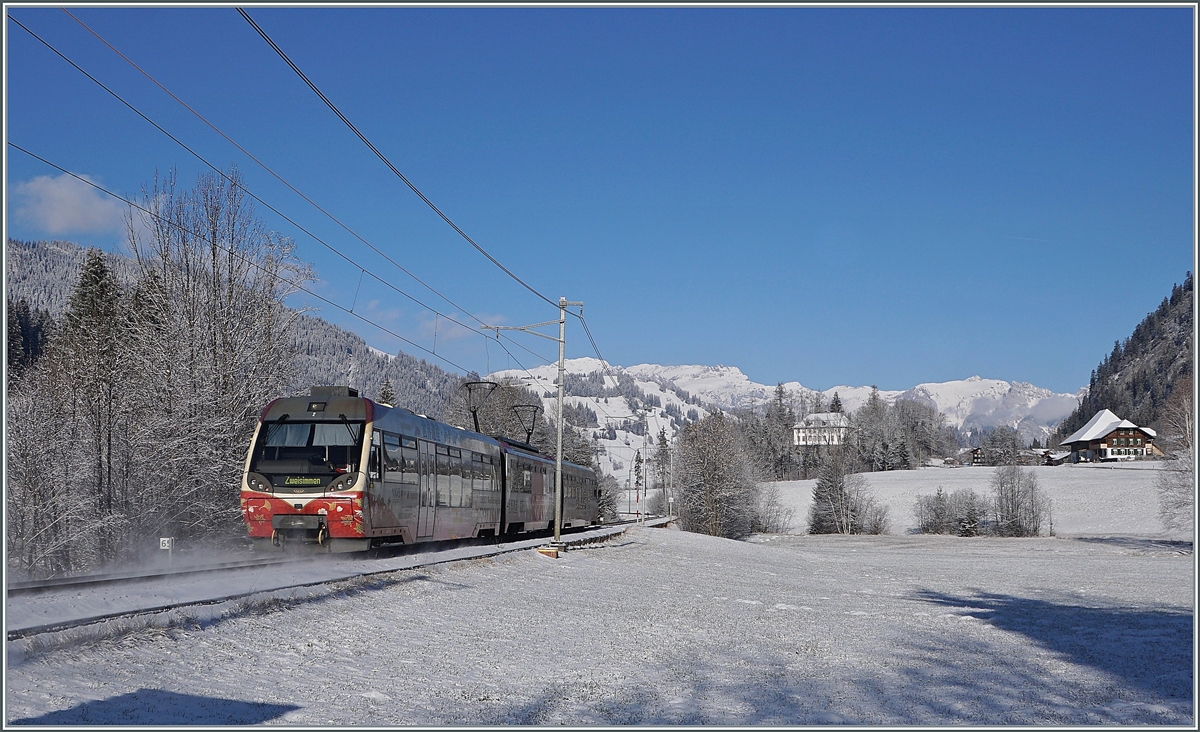 Seit 2017 sind die MOB und die Nankai Railway  Sister Railways , aus diesem Grund wurde, unter anderem, der MOB Be 4/4 5002 mit Bt und ABt entsprechend beklebt. Im Bild pendelt, wie es sich für einen Lenkerpendel  gehört, dieser zwischen Zweisimmen und der Lenk hin und her. 
Die Bilder entstanden zwischen Blankenburg und Stöckli. 

3. Dezember 2020