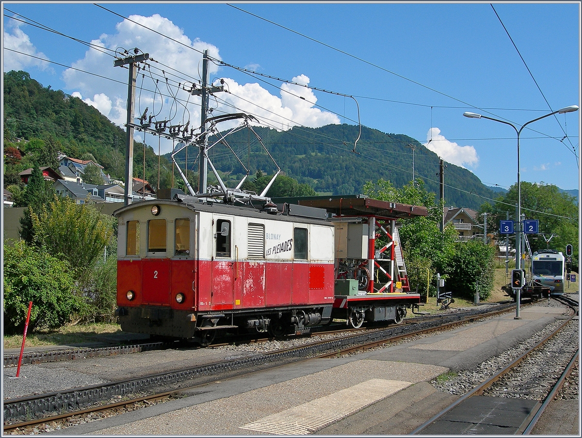 Seit der Revision der CEV HGe 2/2 N° 1 ist die ebenfalls 1911 gebauten HGe 2/2 N° 2 eher selten zu sehen. Hier zeigt sie sich kurz mit einen Fahrleitungsmontagewagen in Blonay. 
16. August 2016