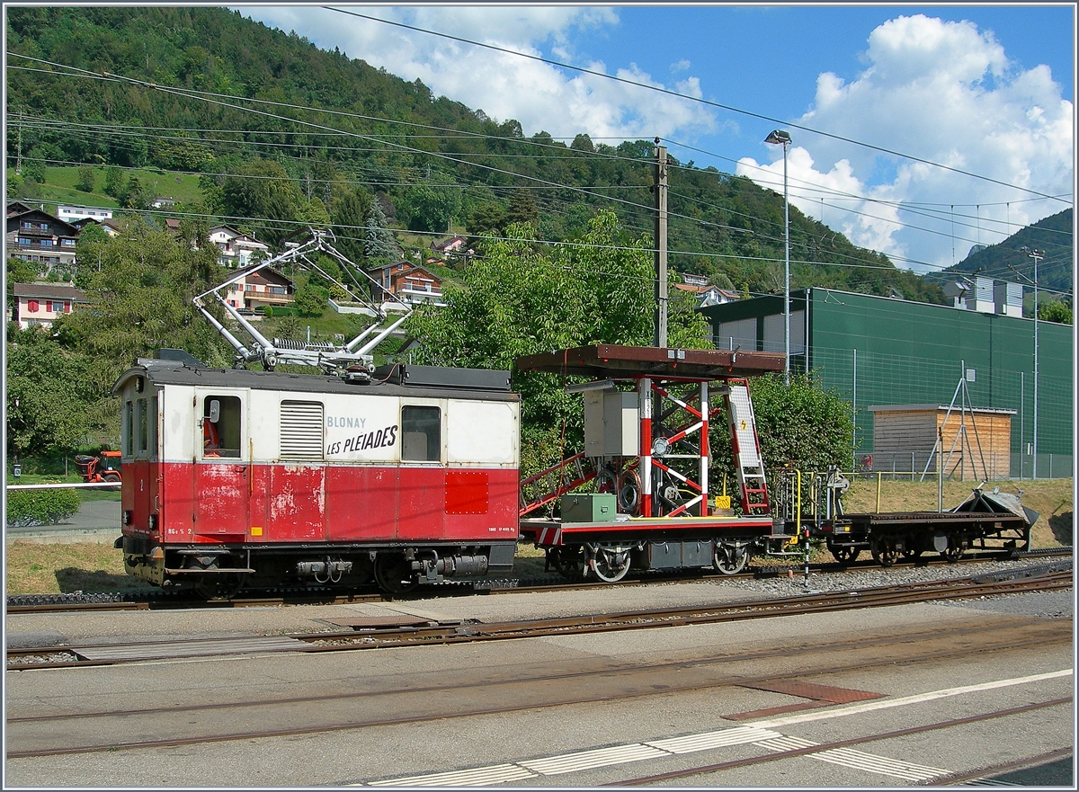 Seit der Revision der CEV HGe 2/2 N° 1 ist die ebenfalls 1911 gebauten HGe 2/2 N° 2 eher selten zu sehen. Hier zeigt sie sich kurz mit einen Fahrleitungsmontagewagen in Blonay. 
16. August 2016